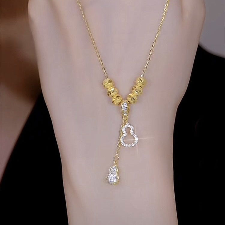Collana Minimalista in Acciaio al Titanio a Forma di Fiore con Ciondolo in Rame Placcato Oro e Dettaglio Nappa per Uomo e Donna