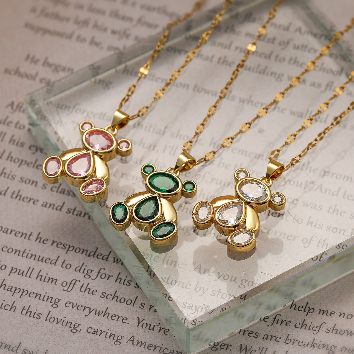Collana da donna con ciondolo a forma di orso minimalista, base in rame e placcatura in oro 18K, intarsio in zircone
