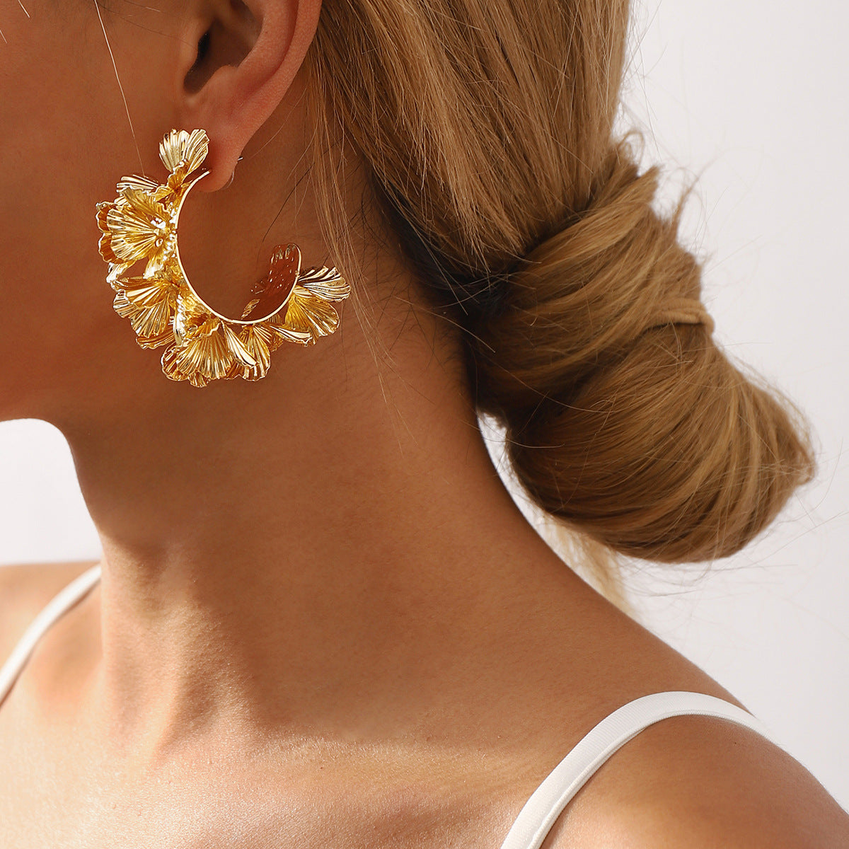 Elegantes Pendientes de Aro Geométricos 3D Apilados con Flores para Mujer con Acabado de Hierro Galvanizado