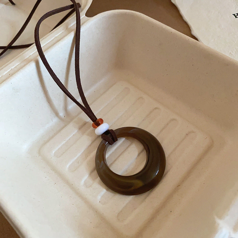 Collana con ciondolo geometrico in acrilico stile retrò da donna con charm in lega, fatta a mano, catena a strati alla moda minimalista