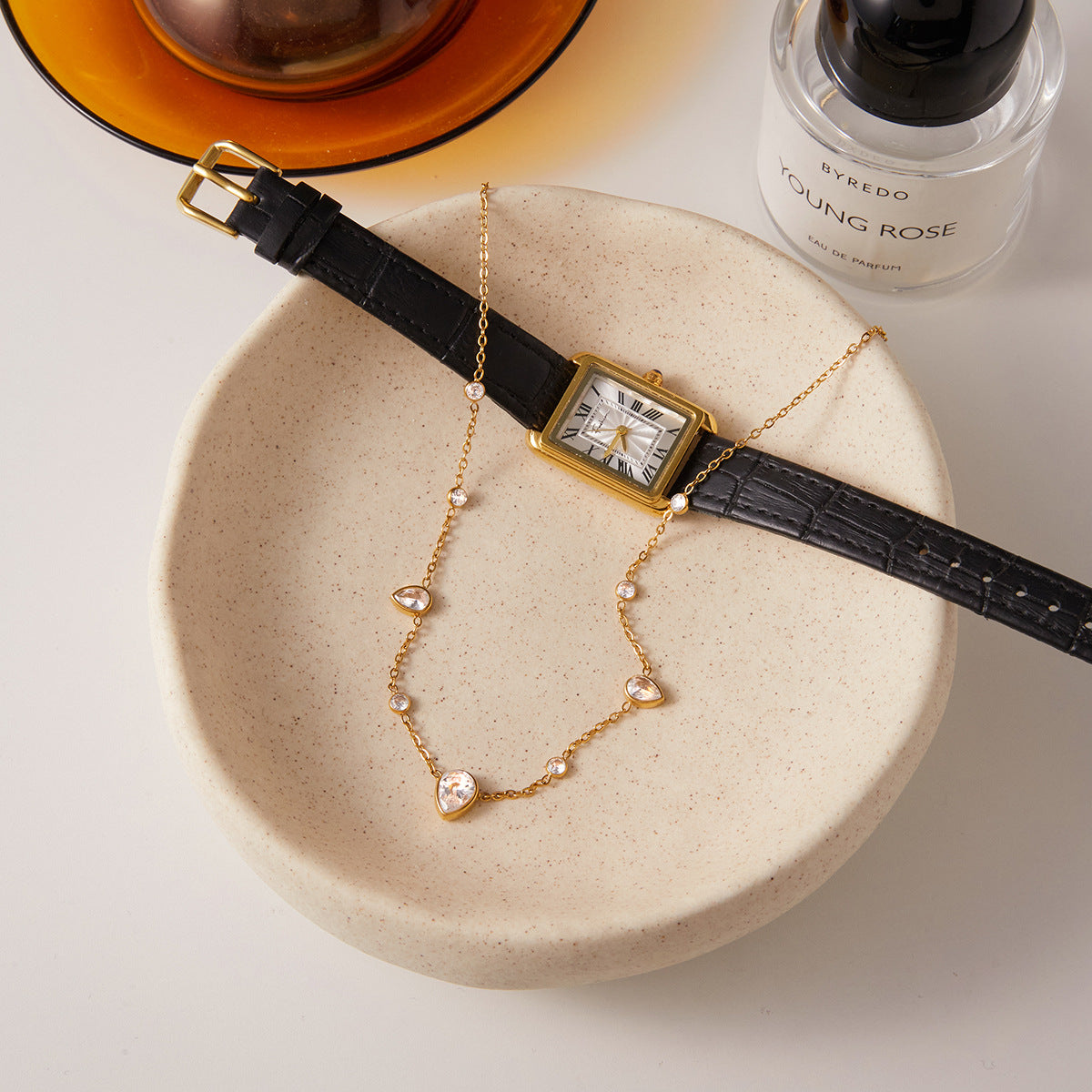 Collana da Donna in Acciaio al Titanio Placcato Oro 18K con Motivo a Mano Geometrico Minimalista
