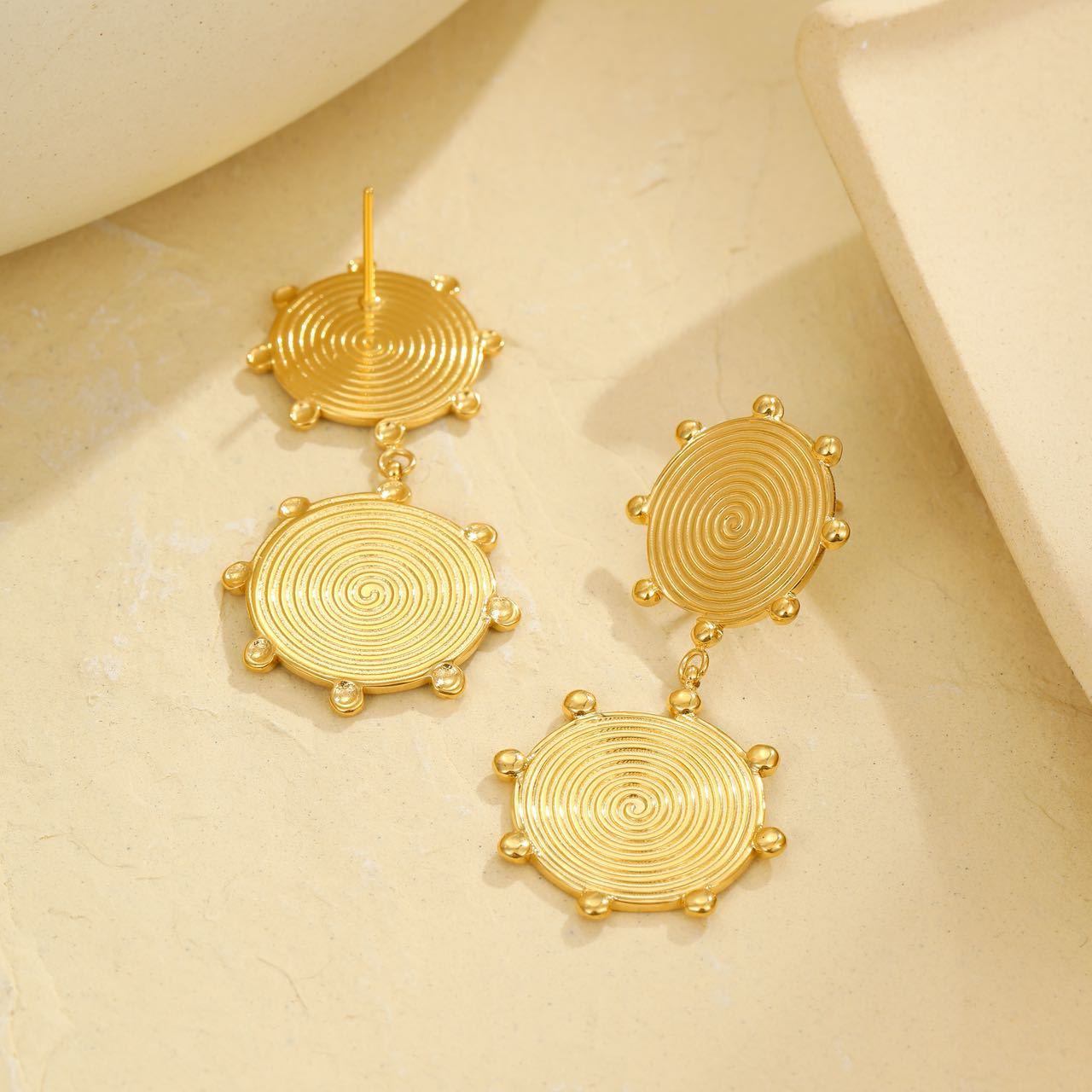 Pendientes de espiral circulares geométricos de acero inoxidable bañados en oro de 18 quilates OL para mujer