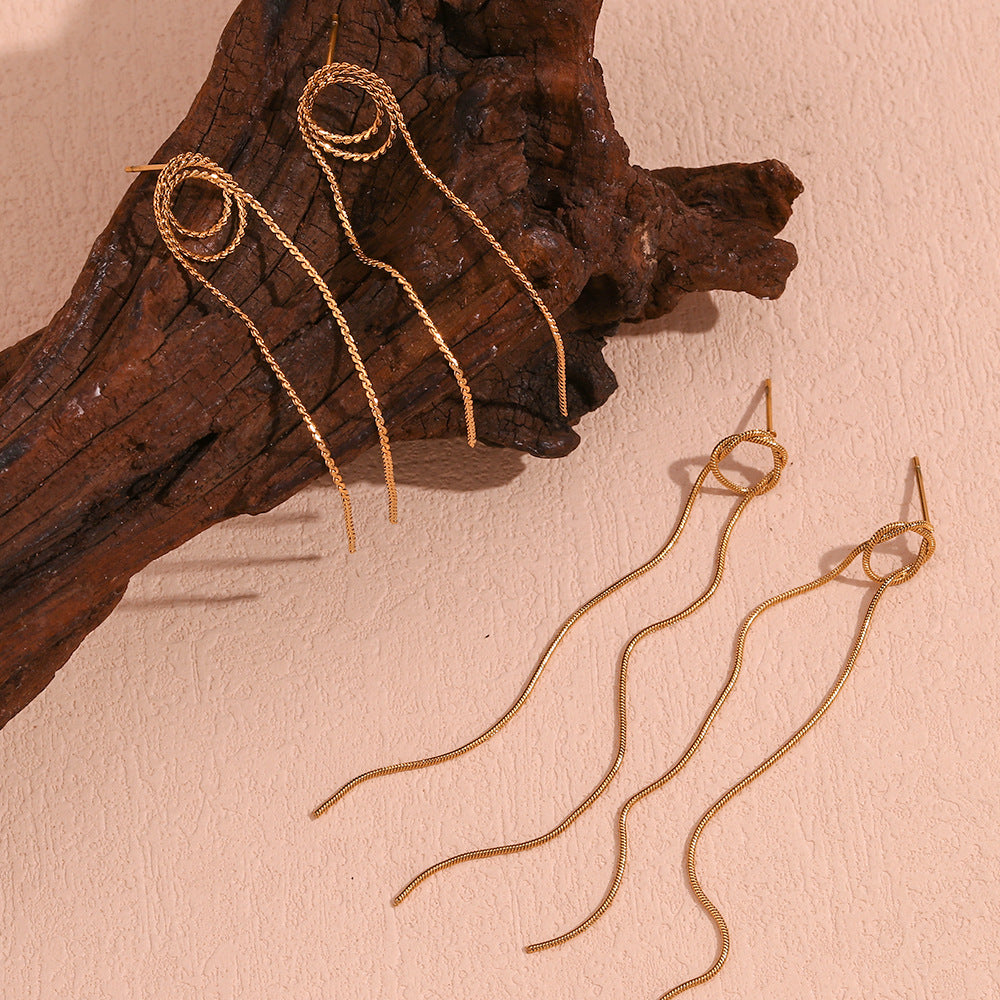 Orecchini a perno lunghi con nappa intrecciata a catena di serpente placcata in oro 18 carati in acciaio inossidabile geometrico moderno minimalista da donna