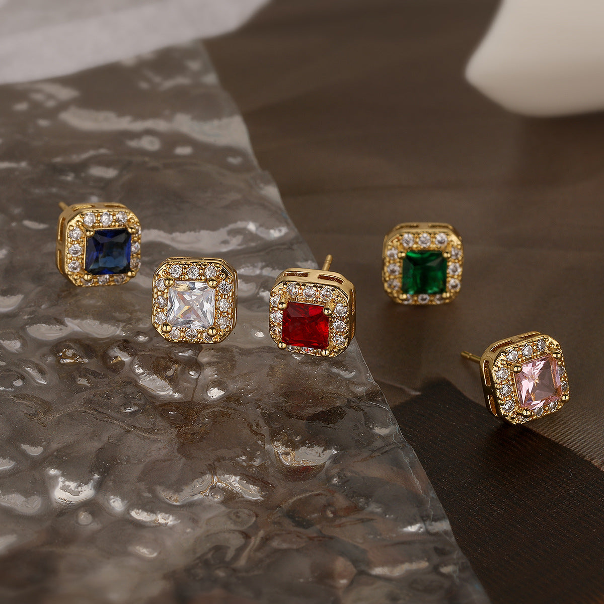 Orecchini geometrici quadrati minimalisti in rame con placcatura in oro e zirconi per donna