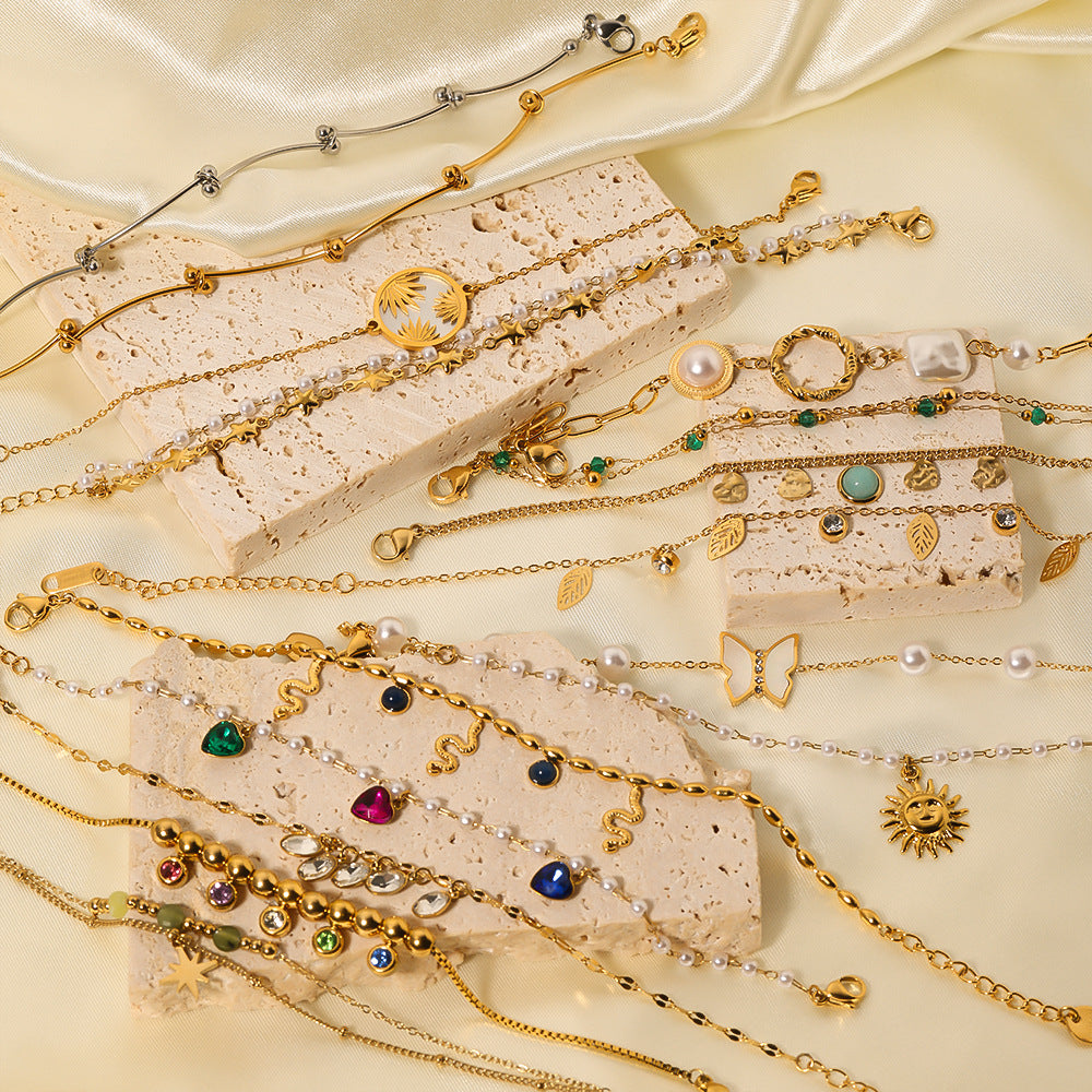 Bracciale vintage con farfalla e ciondolo rotondo in acciaio inossidabile con intarsio di strass e dettagli in perle
