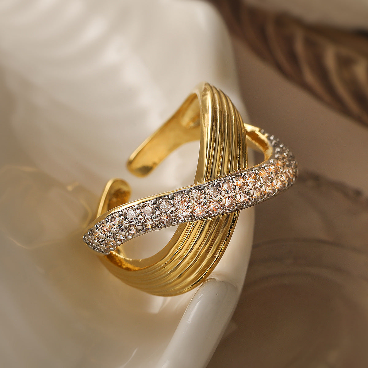 Anello aperto geometrico bicolore minimalista da donna con intarsio in zircone e base in rame
