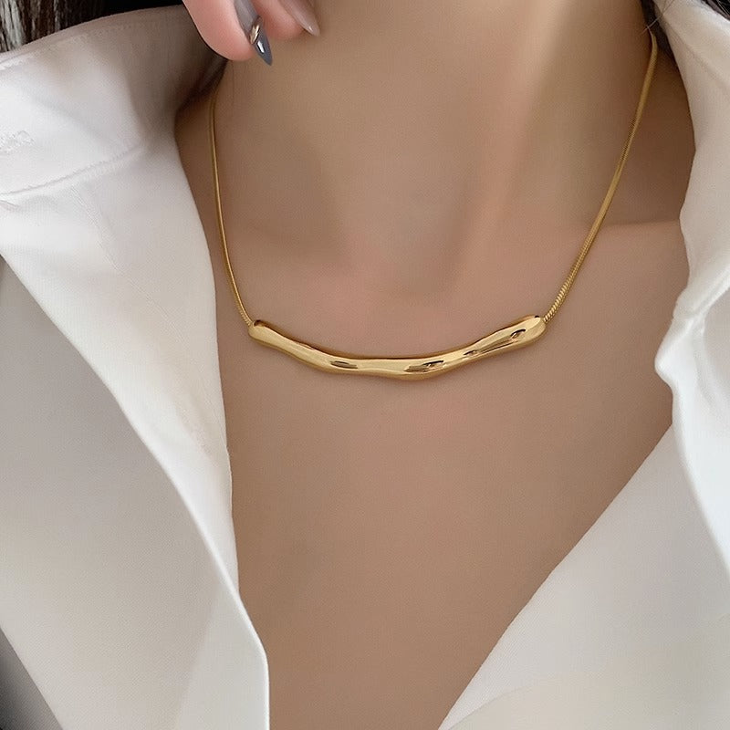 Collar minimalista de acero de titanio con textura irregular para mujer, cadena corta para clavícula con diseño original