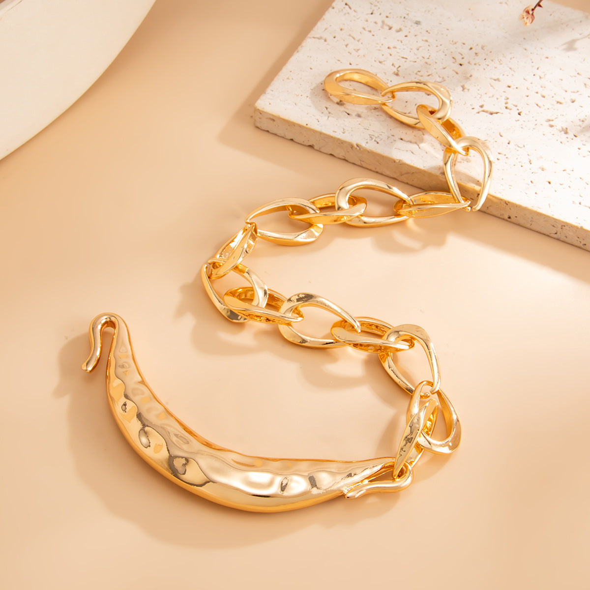 Exaggerated Geometric Hammered Texture Zinc Alloy Pendant Iron Plated Cable Chain Necklace for Women