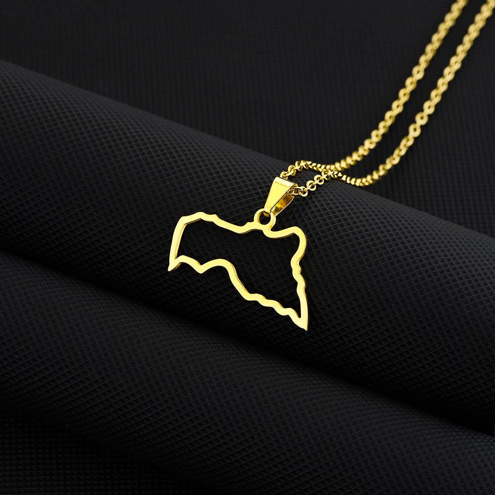 Collana con pendente etnico geometrico in acciaio inossidabile con charm in acciaio al titanio e finitura placcata su catena a O