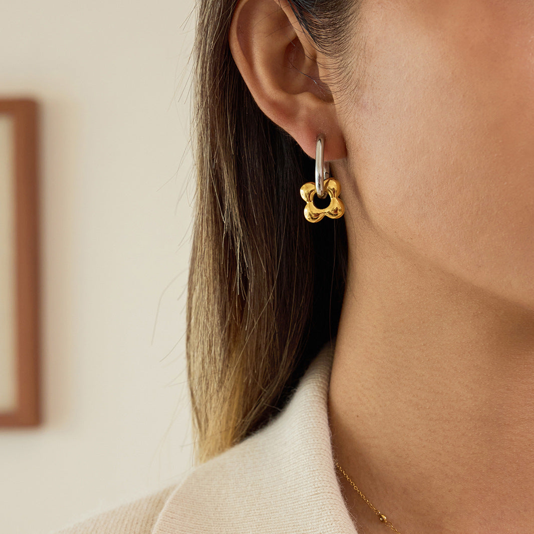 Orecchini a Cerchio da Donna in Acciaio Inossidabile con Motivo Floreale Geometrico e Placcatura in Oro PVD Sottovuoto