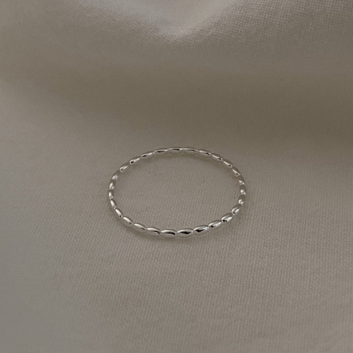 Anello Minimalista A Forma di Cuore Regolabile in Argento Sterling 925 con Perline Quadrate Smussate