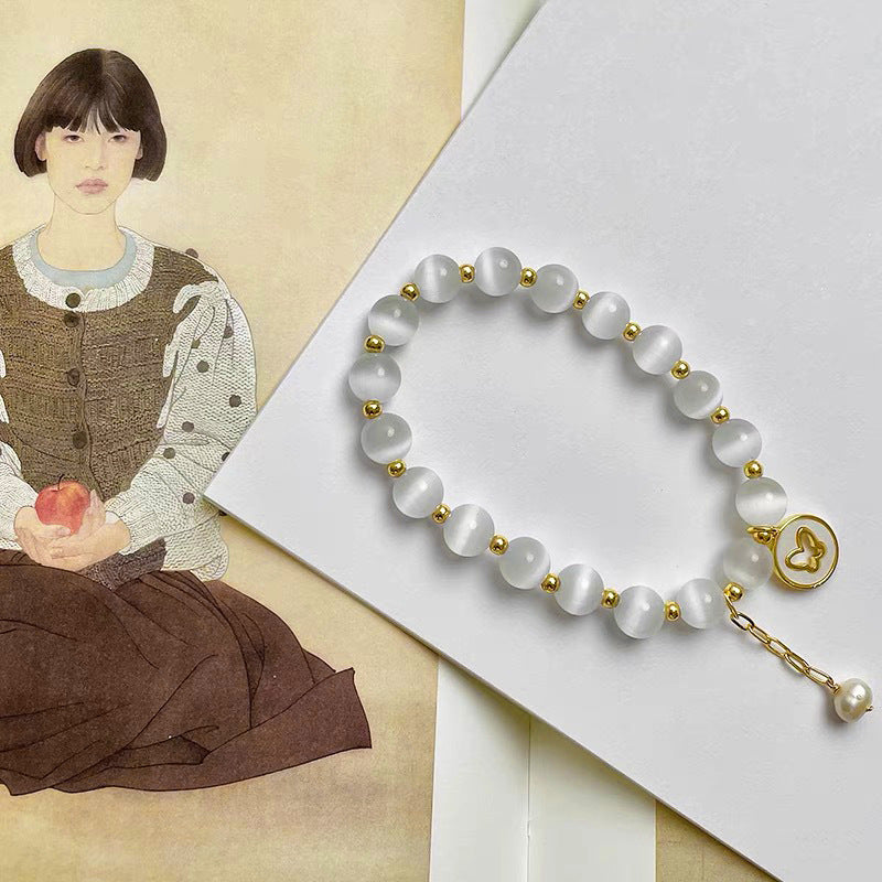 Bracciale da donna minimalista con pietra occhio di gatto bianca a forma di farfalla, design geometrico ed eleganti dettagli in cristallo