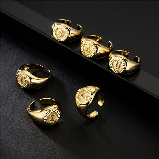 Anello con Lettera Minimalista in Rame Placcato Oro 18K Fascia Aperta Regolabile da Donna
