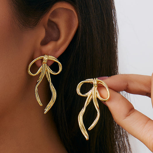 Pendientes minimalistas de aleación con forma de lazo para mujer con acabado galvanizado y postes de acero inoxidable