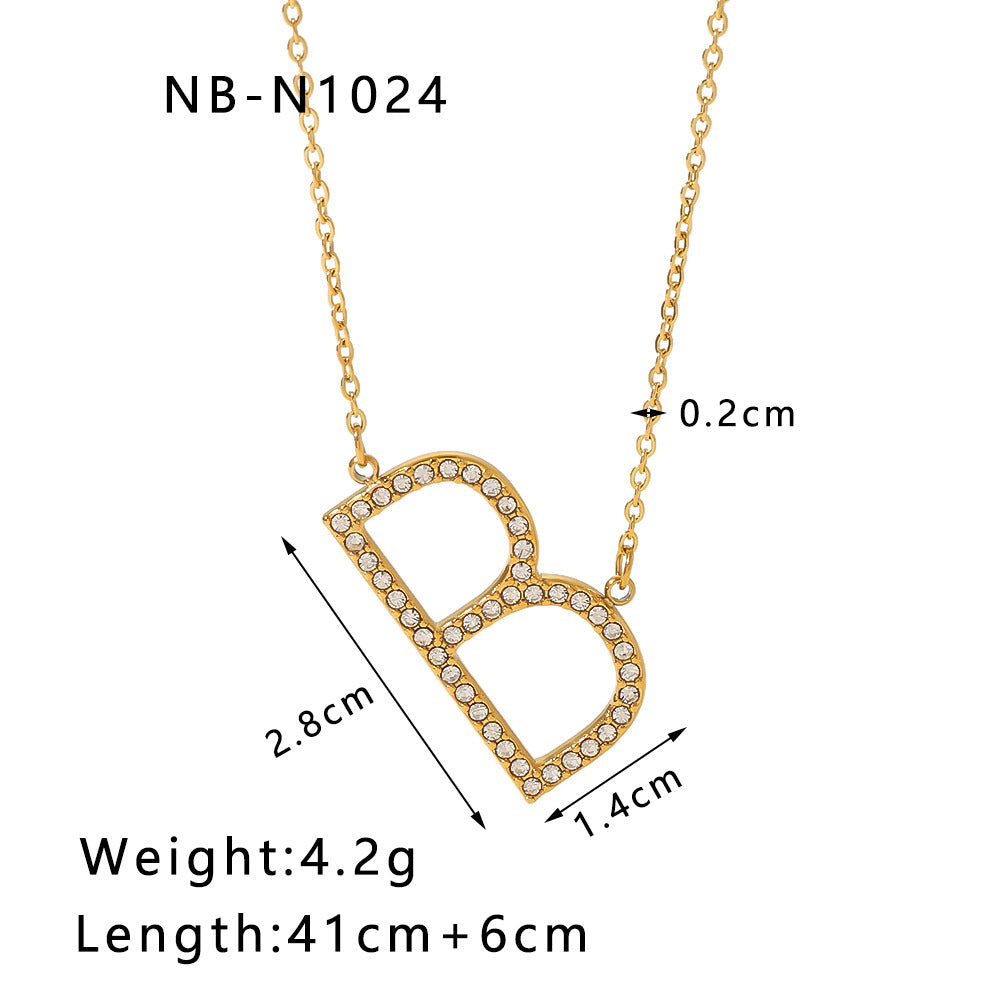 Collana con pendente minimalista in acciaio inossidabile a forma di lettera con intarsio di strass e placcatura in oro 18 carati su catena O per donna