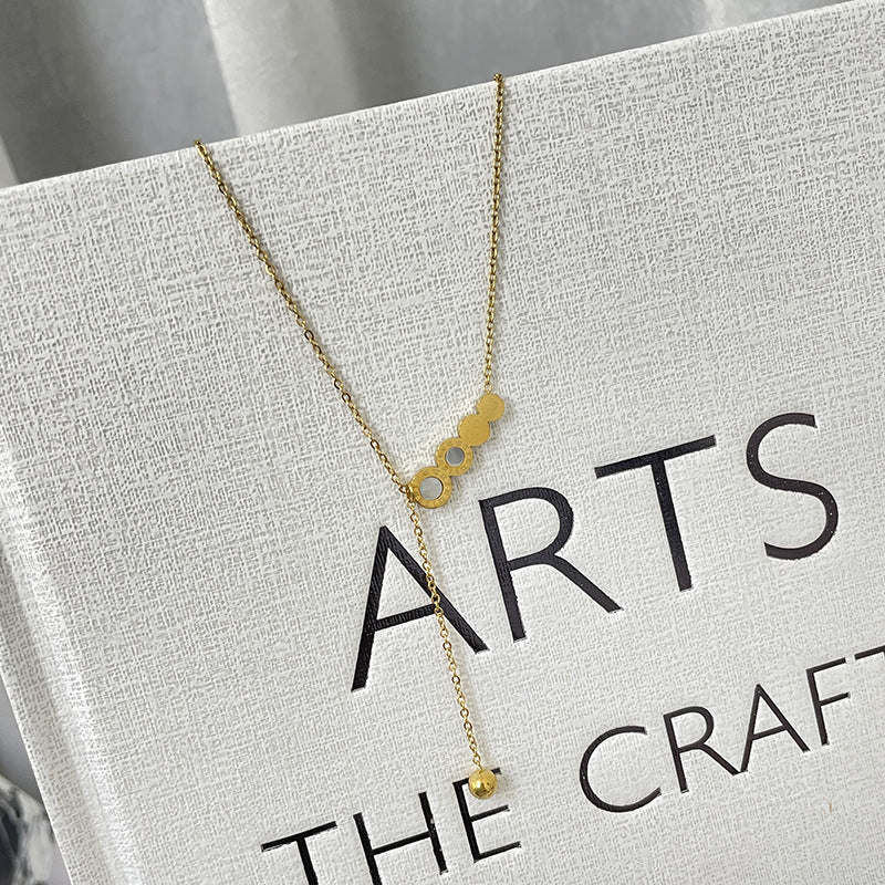 Collana Minimalista Geometrica in Acciaio Titanio con Pendente in Numero Romano di Abalone Bianco, Catena Ipoallergenica in Acciaio Inossidabile