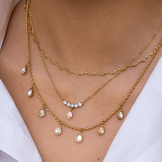Collana con ciondolo a onda geometrica minimalista da donna in acciaio al titanio con placcatura in oro PVD e catena in acciaio inossidabile