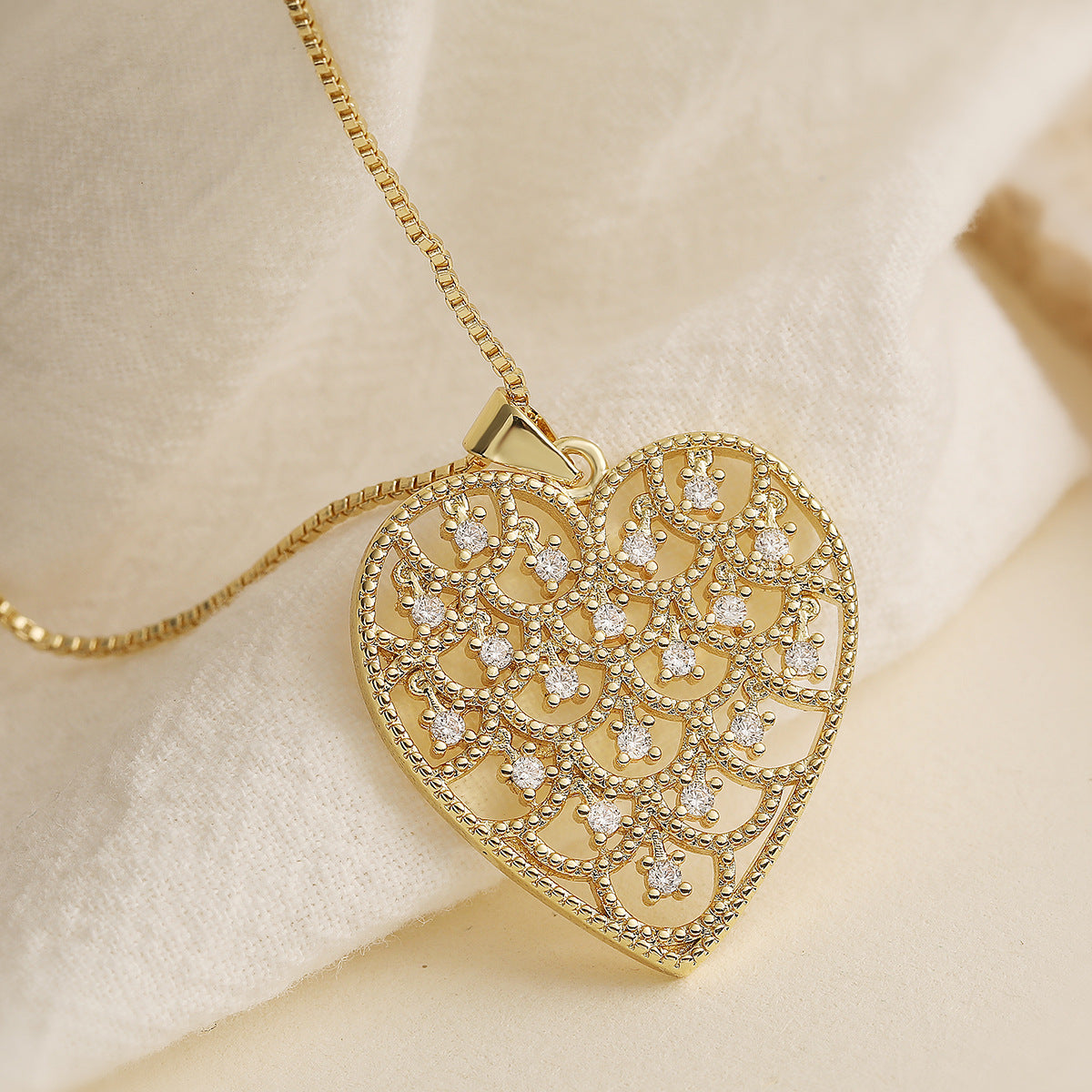 Minimalist Heart-Shaped Copper Pendant Necklace with 18K Gold Plating and Zircon for Women