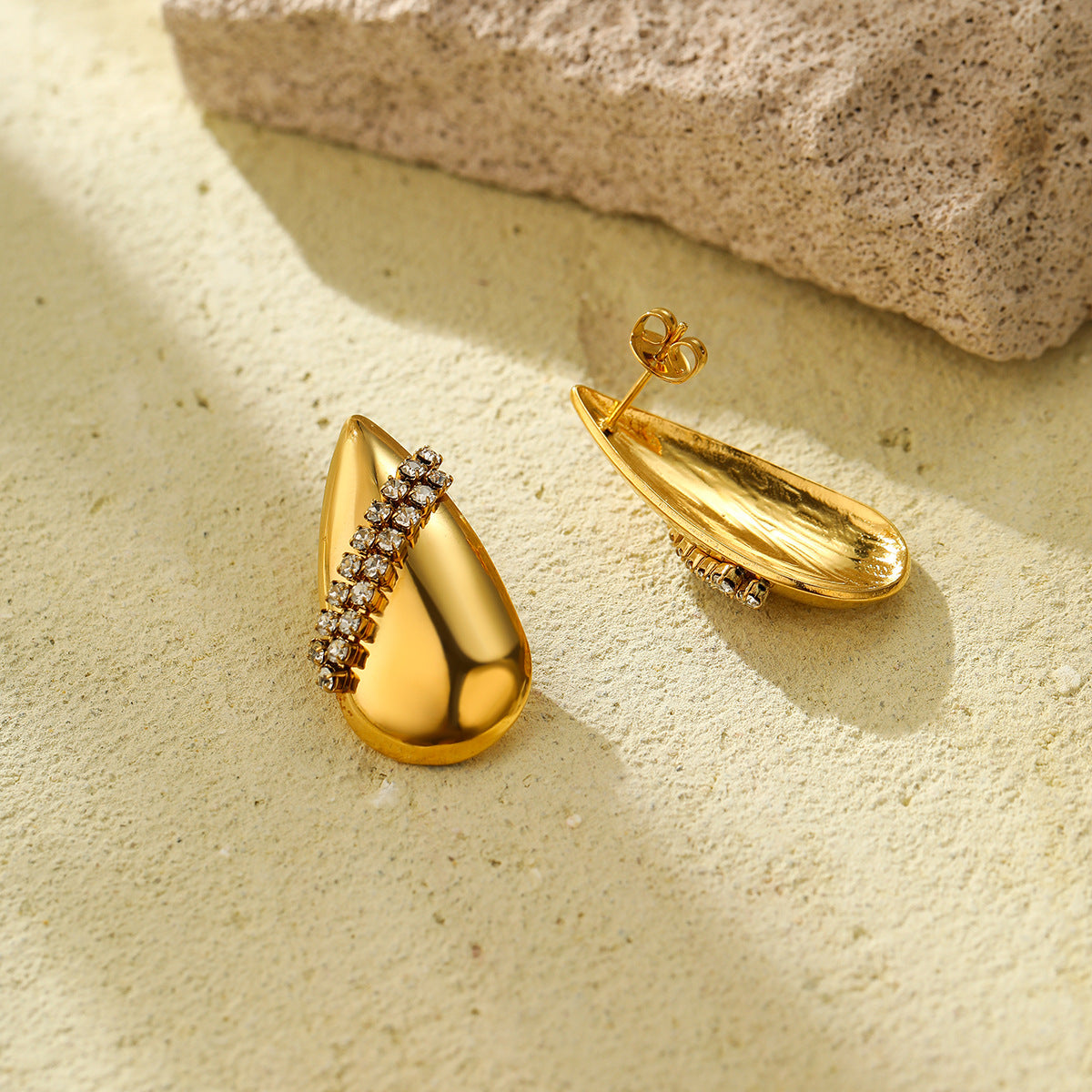 Elegantes aretes de acero titanio con forma de gota de agua para mujer, con incrustaciones de diamantes de imitación y acabado galvanizado