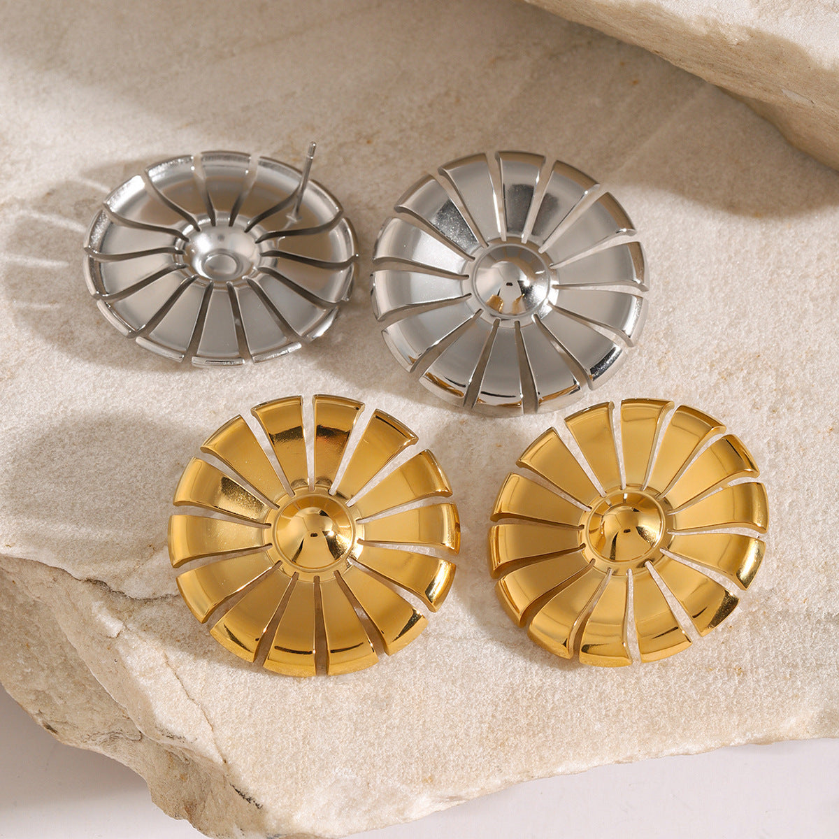 Orecchini da donna geometrici minimalisti a margherita rotondi in acciaio inossidabile placcato oro 18K
