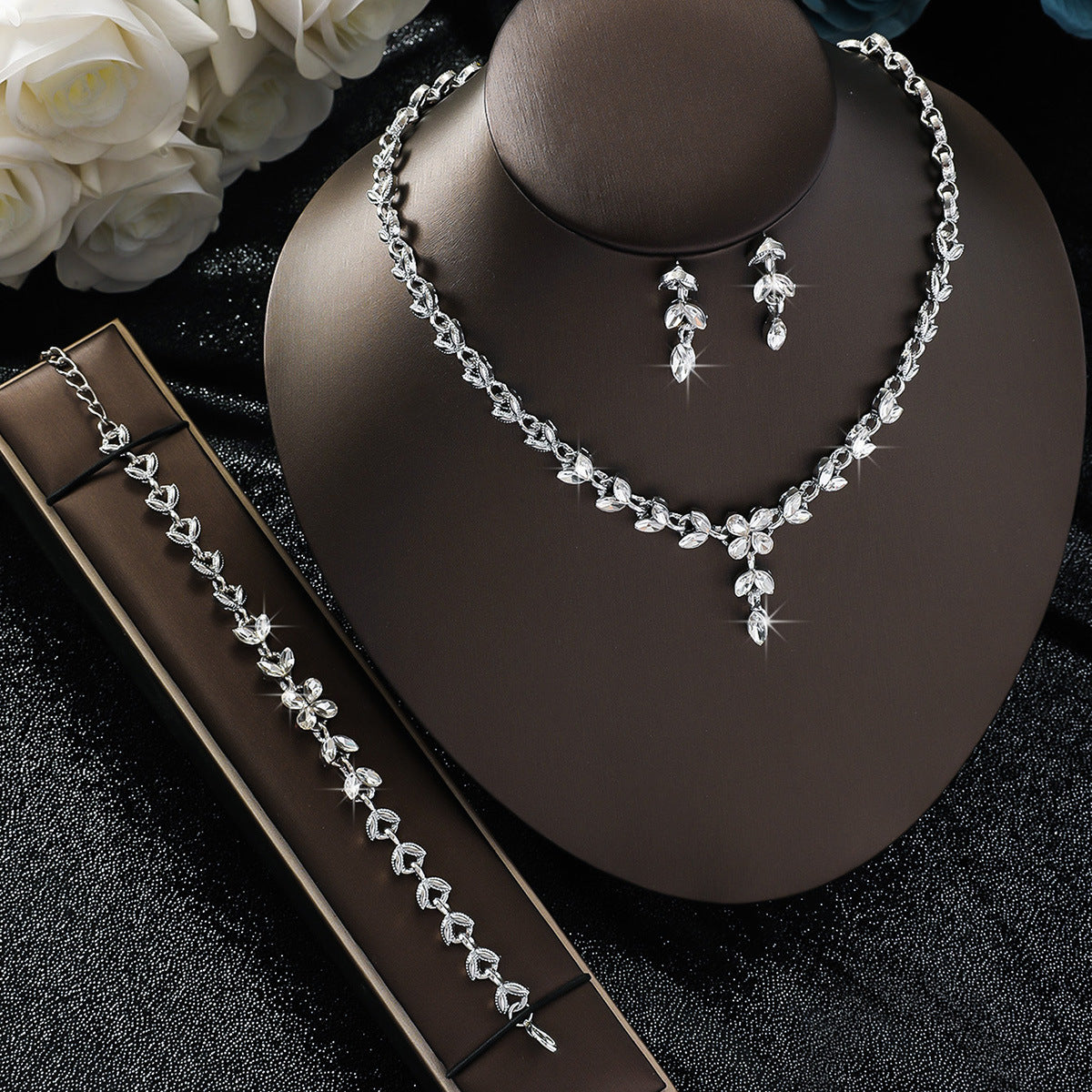Set collana e pendente floreale e a foglia "Fiaba" con intarsi in strass per matrimoni e occasioni formali