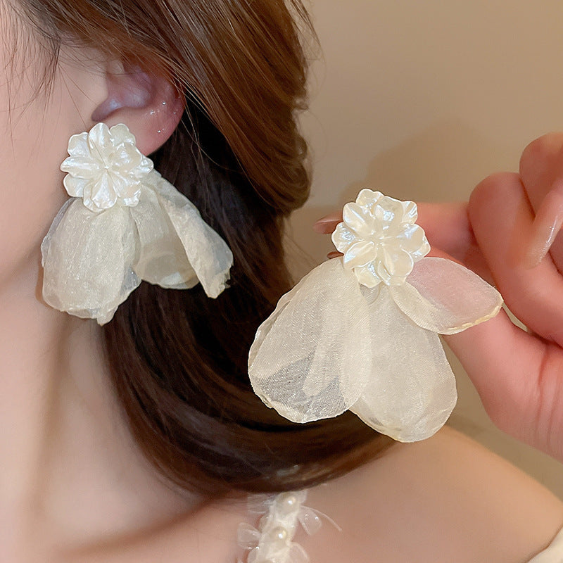 Orecchini a perno con perle e fiori delicati da donna, con perni in argento sterling 925 — Gioielli per l'orecchio freschi e dolci per primavera estate