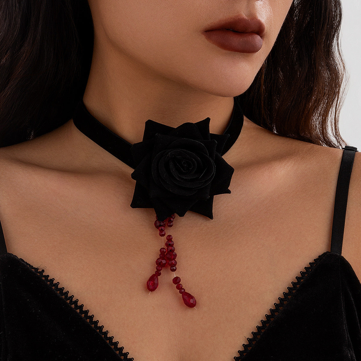 Girocollo in Tessuto Punk Gothic Dolce con Ciondolo a Goccia di Sangue, Design Floreale a Rosa e Dettagli Nappa per Donne