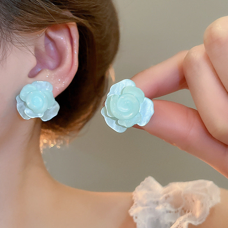 Orecchini floreali delicati con perni in argento, borchie in rame elettrolitico con nappe fluenti, estetica fresca e dolce per donna