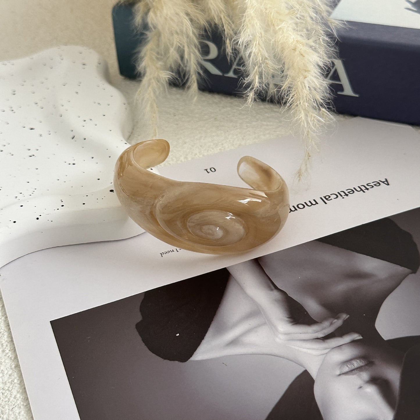 Luxury Round Gradient Acrylic Drip Oil Cuff Bracelet for Women