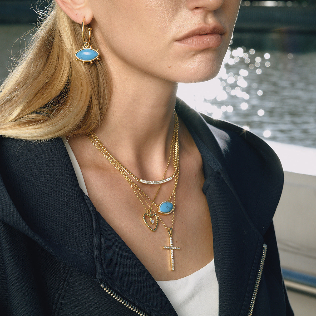 Collana Croce da Donna di Lusso in Acciaio al Titanio Placcato Oro 18K con Zirconi