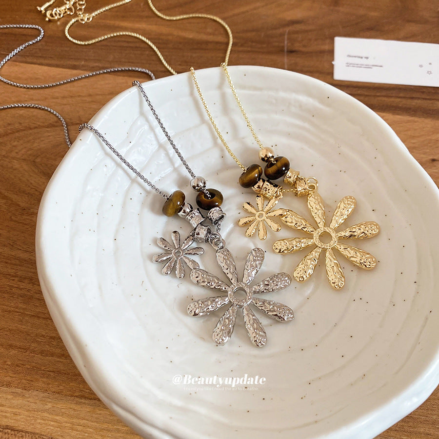 Collana minimalist con ciondolo floreale in occhio di tigre, elegante, da donna, con catena in lega placcata oro e stile catena maglione