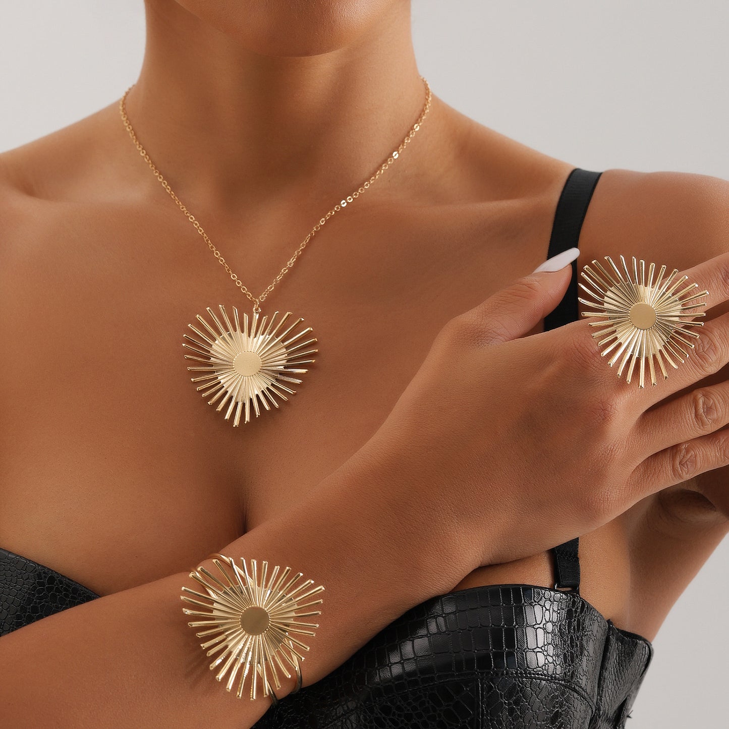Collar con colgante de corazón grande de estilo vintage para mujer con aleación galvanizada y diseño geométrico