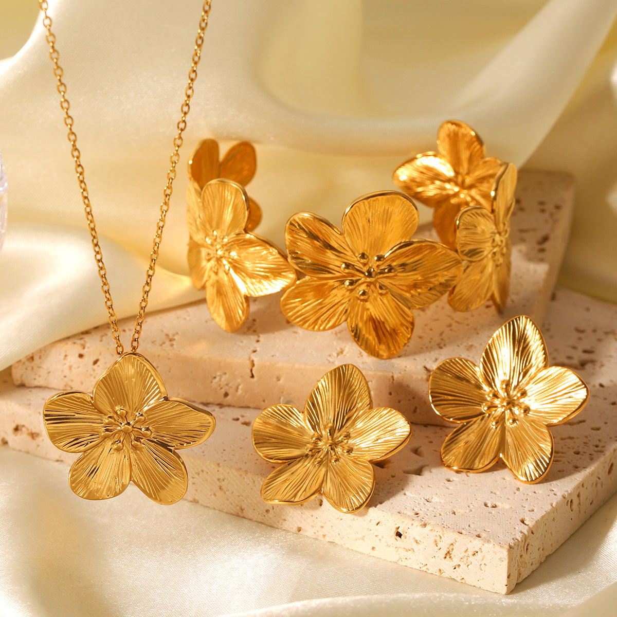 Fashion 18K Gold Plated Textured Five-Petal Flower Stainless Steel Jewelry Set for Women