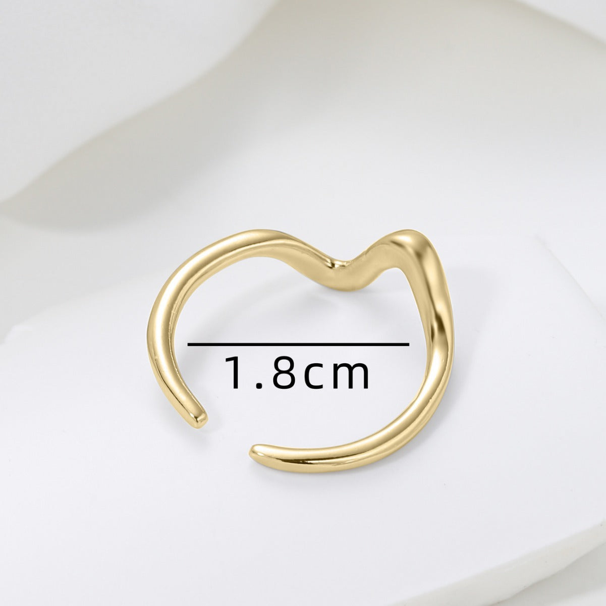 Anillo minimalista de acero de titanio geométrico de línea ondulada para mujer con acabado galvanizado y diseño de contorno irregular