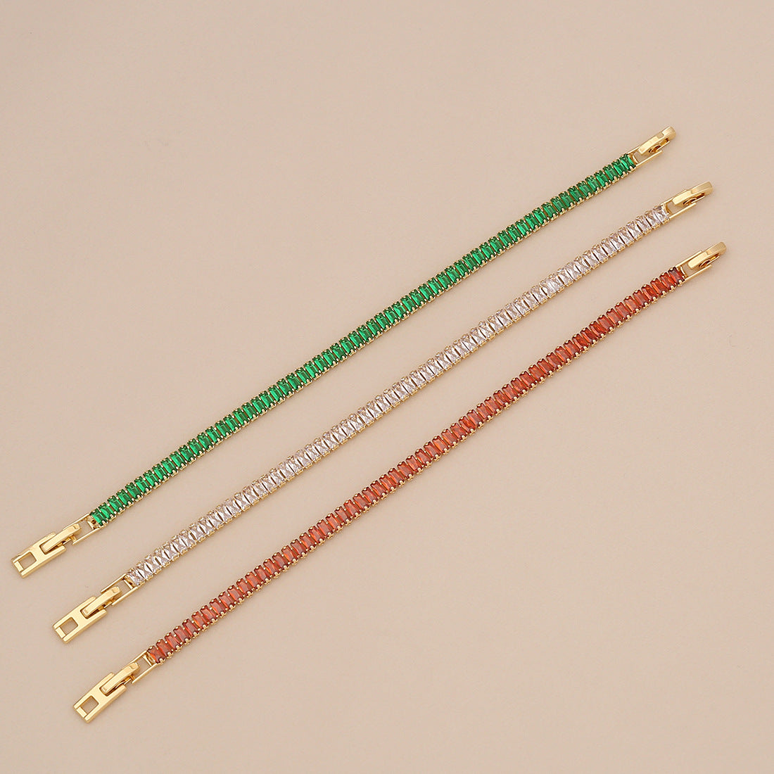 Bracciale quadrato geometrico alla moda da donna con zirconi intarsiati, accessorio chic minimalista da ufficio