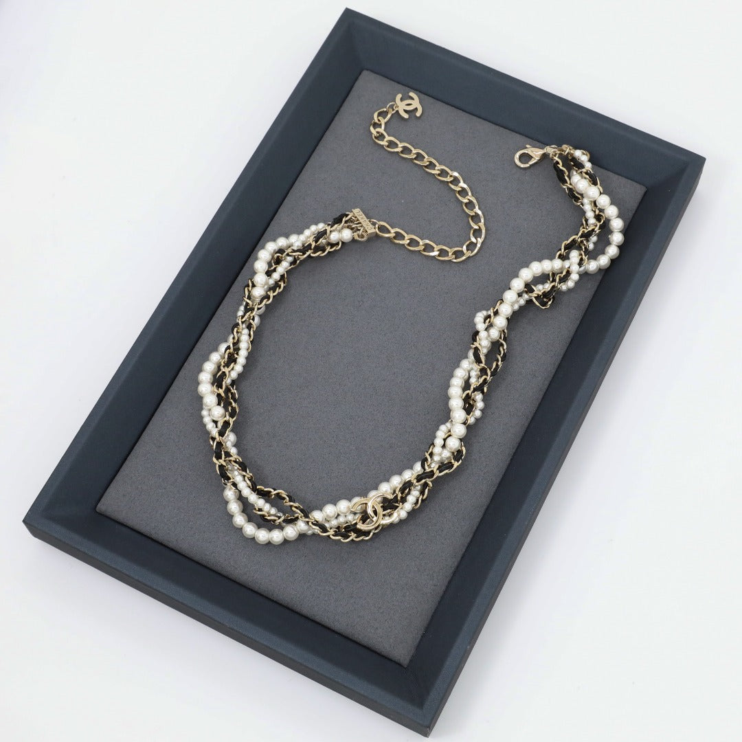 Collar de cadena con cuerda de perlas y letras de lujo elegante para mujer