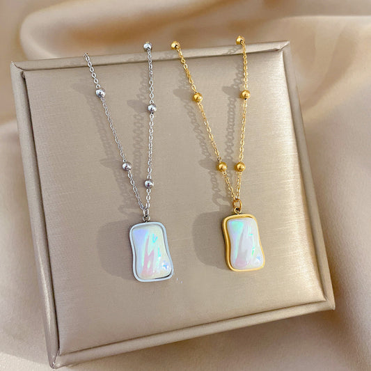 Collar Minimalista de Acero de Titanio con Chapado en Oro con Diseño Geométrico Inspirado en Sirenas para Mujeres y Hombres