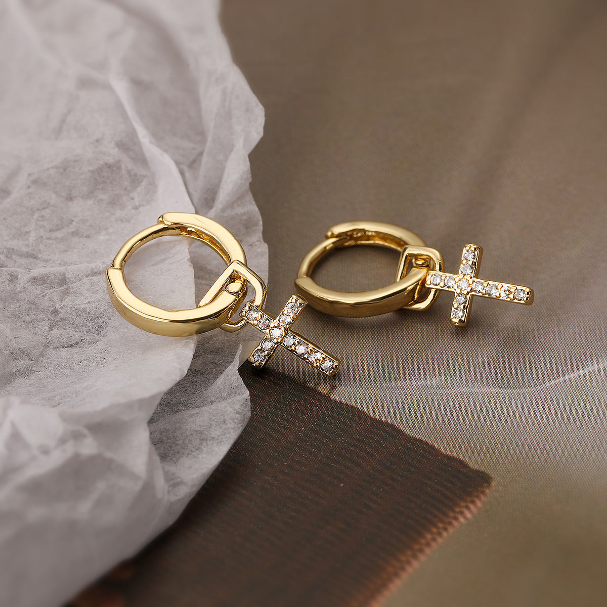 Orecchini da donna minimalisti a croce in rame con placcatura in oro vero e intarsio di zirconi