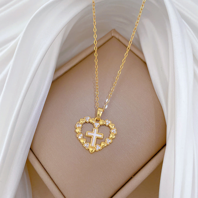 Collana con ciondolo a croce e cuore minimalista in acciaio al titanio con intarsio di strass per donna e unisex