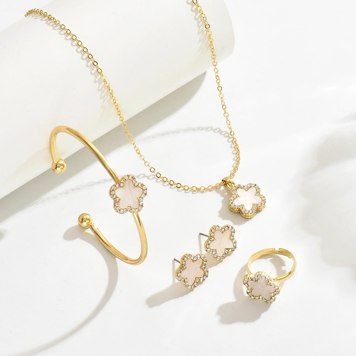 Set di Collana, Orecchini e Anello da Donna in Lega con Inlay di Strass, Motivo Floreale Geometrico, per un Look Elegante Quotidiano