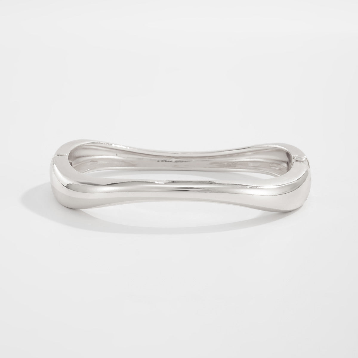 Pulsera Abierta Minimalista para Mujer con Construcción de Aleación Pulida y Cierre de Resorte