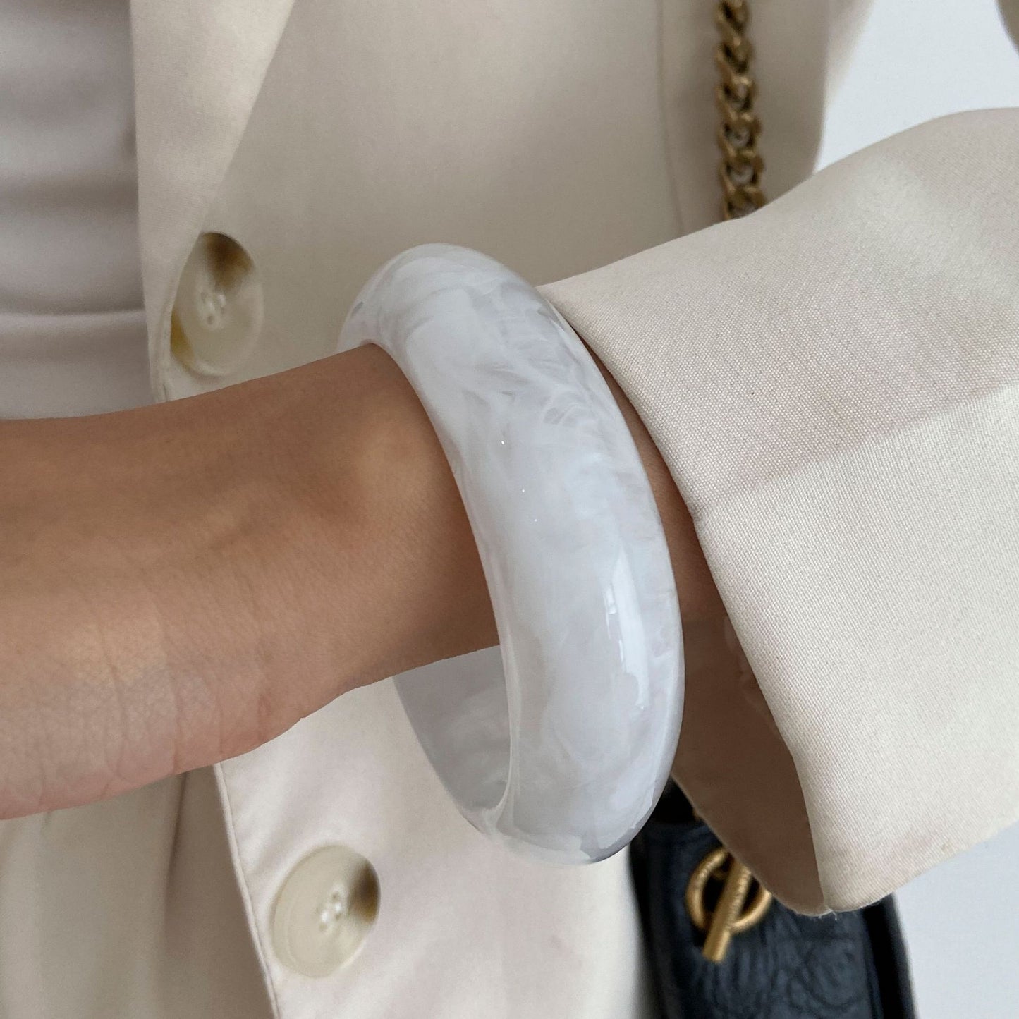 Pulsera Ancha Acrílica Irregular Geométrica para Mujer con Cierre de Resorte y Acabado Bañado