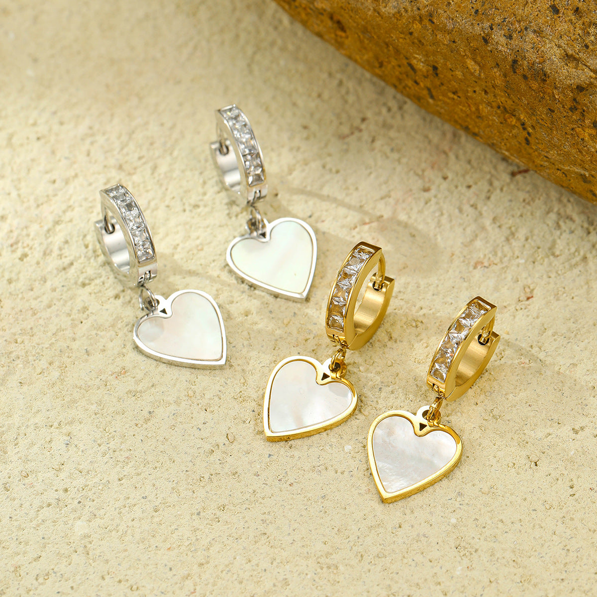 Orecchini da donna in acciaio al titanio a forma di cuore, stile vintage, con intarsio in zircone e placcatura in oro