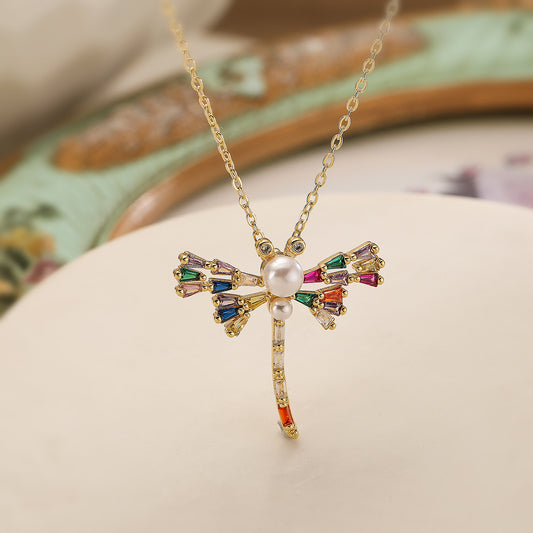 Collar con colgante de libélula minimalista para mujer en cobre con baño de oro y detalles de circonita