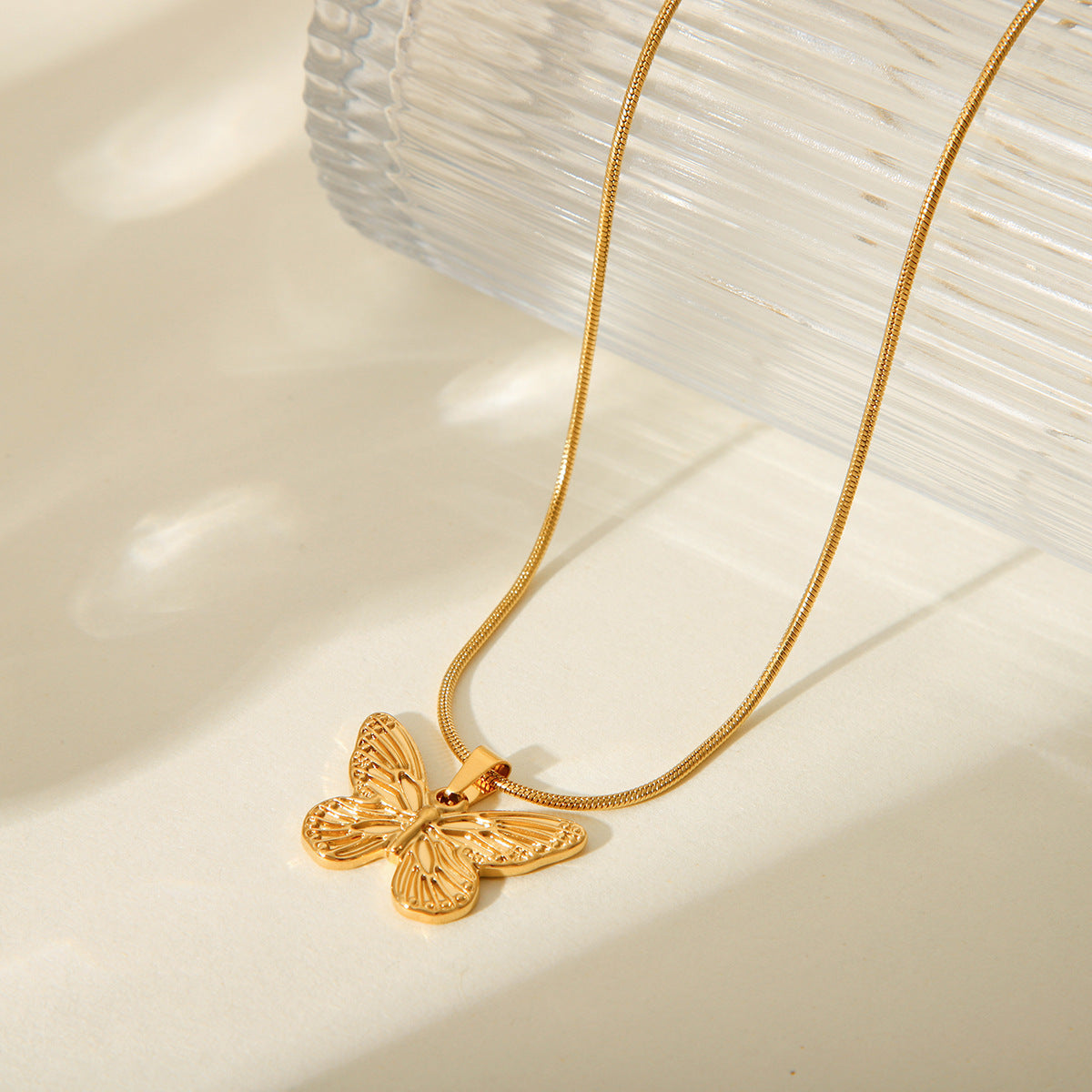 Collana Minimalista con Ciondolo a Farfalla in Acciaio al Titanio Placcato Oro 18K su Catena Snake per Donne