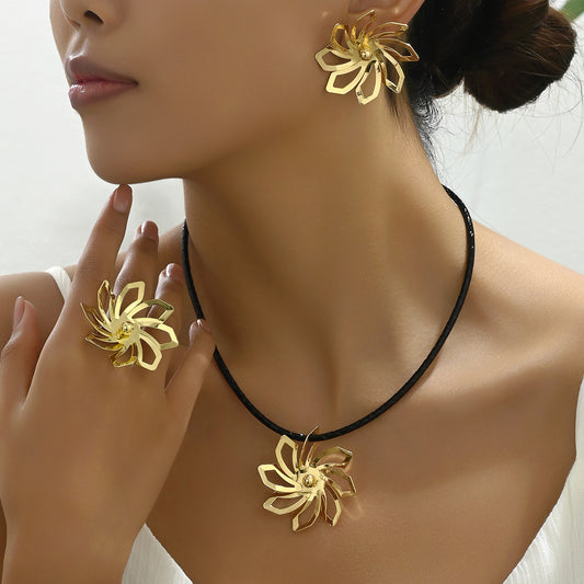 Conjunto de collar con colgante floral de lujo con pendientes y pulsera de aleación, diseño de flor giratoria, acabado galvanizado para mujer