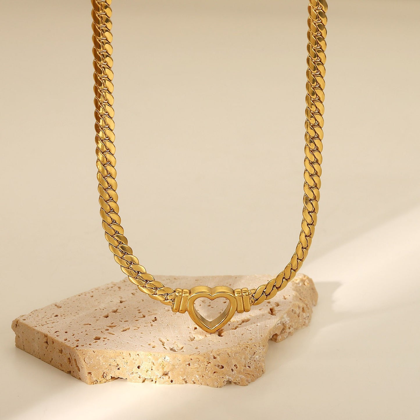 Collar Colgante Corazón Hueco Minimalista de Acero Titanio Estilo Vintage Elegante para Mujer con Acabado Chapado