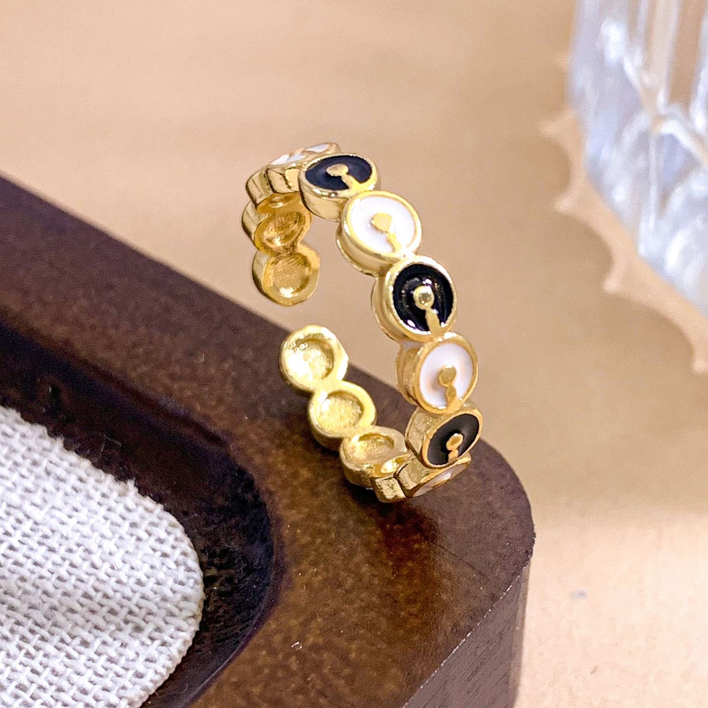 Anello da donna smaltato a pois geometrici, placcato oro, dolce e minimalista