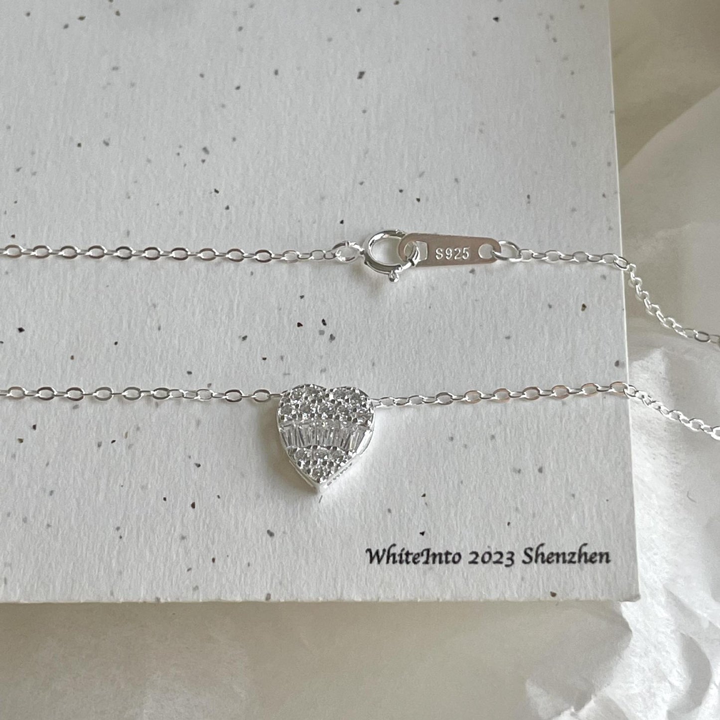Collar minimalista en forma de corazón de plata de ley 925 con acentos de diamantes de imitación en cadena cruzada
