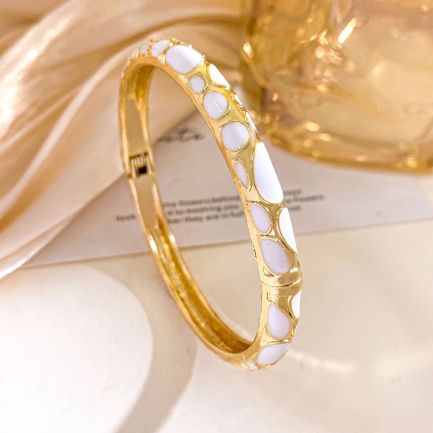 Bracciale in lega smaltato a pois alla moda con intarsio di strass